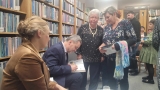 autorzy podpisjują książki