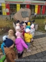 dzieci składające kwiaty i znicze na skwerku przy Pomniku im. plut. Bolesława Bierwiaczonka w centrum miasta.