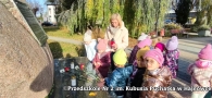 dzieci składające kwiaty i znicze na skwerku przy Pomniku im. plut. Bolesława Bierwiaczonka w centrum miasta.