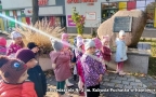 dzieci składające kwiaty i znicze na skwerku przy Pomniku im. plut. Bolesława Bierwiaczonka w centrum miasta.