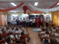Dzieci śpiewają Hymn Polski, piosenki patriotyczne oraz recytują wiersze. Przedszkolaki ubrane są w odświętne stroje