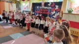 Występ dzieci, które trzymają flagi