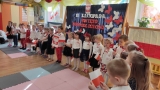 Występ dzieci, które trzymają flagi
