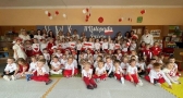 dzieci i pracownicy biorący udział w uroczystości przedszkolnej w budynku głównym