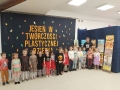 grupa dzieci przy wystawie