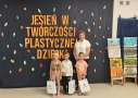 dzieci przy wystawie