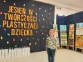 dziecko przy wystawie