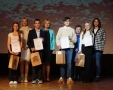 Czwórka laureatów pozuje do zdjęcia z komisją