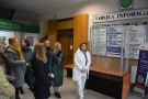 uczestnicy szkolenia podczas wizyty w urzędzie mającej na celu identyfikację barier dostępności