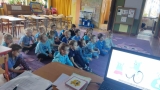 dzieci oglądają slajdy