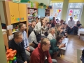 rodzice oglądający występ