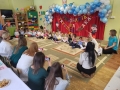 dzieci występują przed zgromadzoną publicznością.