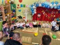 dzieci występują przed zgromadzoną publicznością.