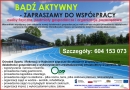 Plakat informujący o możliwości prowadzenia działalności, w tle stadion.