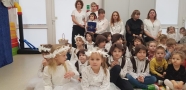 dziewczynki w białych sukienckach