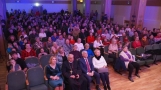 publiczność zebrana w sali kolumnowej Hajnowskiego Domu Kultury