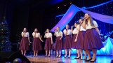 grupa wykonawców na scenie