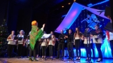 grupa wykonawców na scenie