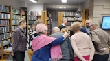 uczestnicy spotkania oglądają księgę