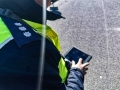 policjant ogląda obraz nagrany przez drona