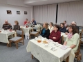 słuchacze siedzą przy stolikach