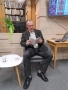 mężczyzna trzyma w dłoniach książkę