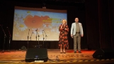 kobieta i mężczyzna na scenie - otwarcie fstiwalu