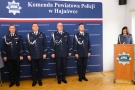 przymównicy stoi kobieta, z lewej mężczyźni w mundurach