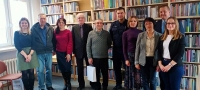 uczestnicy konkursu i nagrodzenii pozują do zdjęcia
