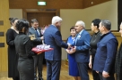 Burmistrz podaje rękę jubilatom. Obok stoi Zastępca publistrza z kiwatami i Zastępca Kierownika USC z medalami 