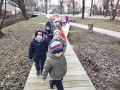 dzieci na kładce dydaktycznej