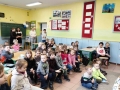 dzieci siedza na sali