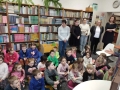 dzieci w sali biblitecznej