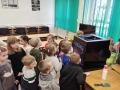 dzieci przyglądają sie pracy drukarki 3D