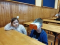 na głowach mają gogle VR
