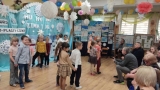 dzieci z dwóch grup przedszkolnych, dzieci śpiewają i tańczą