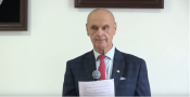 mężczyzna z mikrofonem i kartką w ręku