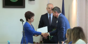 kobieta wręcza radnemu Zaświadczenie