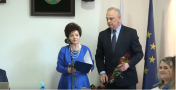 kobieta trzyma teczkę, mężczyzna czerwoną różę