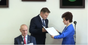 kobieta wręcza burmistrzowi Zaświadczenie