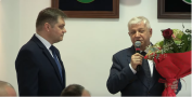 Dwóch meżczyzn. Jeden trzyma bukiet kwiatów
