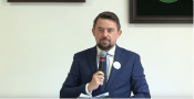Mężczyzna przemawia