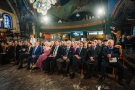 goście festiwalu usadzeni w świątyni