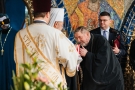 Metropolita wręczający medal księdzu mitratowi