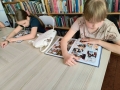 dzieci czytają komiksy