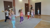 dzieci uczestniczące w zabawach z okazji Dnia Kosmosu.