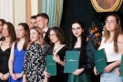 licealiści trzymają w dłoniach akta nadania stypendium