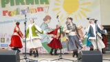 zespól występujący na scenie  Amfiteatru podczas Pikniku Rodzinnego
