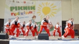 zespół taneczny występujący na scenie Amfiteatru podczas Pikniku Rodzinnego