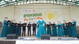 chór występujący na scenie Amfiteatru podczas Pikniku Rodzinnego